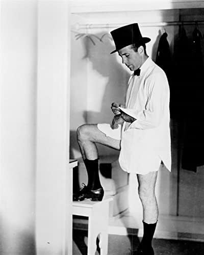 Humphree Bogart bez hlača isprobava bijelu košulju i fotografiju cilindra od 8 do 10 inča