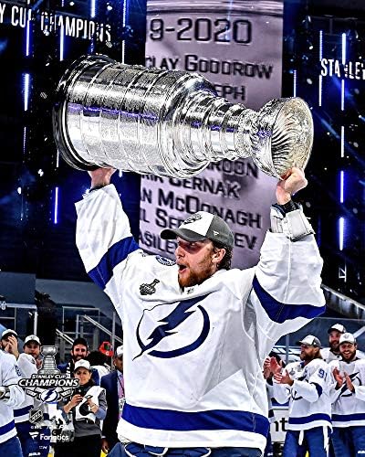 Andrei Vasilevskiy Tampa Bay munja nepotpisana 2020 Stanley Cup prvaka za podizanje Kupa - originalna NHL umjetnost i otisci