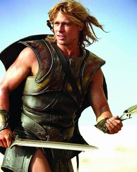 Brad Pitt izgleda zapanjujuće u kostimu Ahila iz filma Troja iz 2004. godine, fotografija od 8 do 10 inča